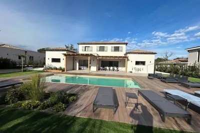 Image de Villa individuelle neuve. Piscine. Terrasse bois. 4 Chambres 4 Sdb. Grimaud.