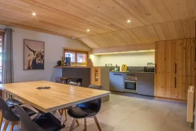 Image de 1er étage, vue village, balcon, cheminée ou poêle à bois, parking, télévision, casier à ski, 97m²
