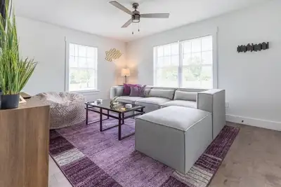 Image de Fresh nestled pet stay w fire pit!