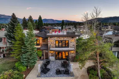 Image de Lake Tahoe Beachfront Villa with Rooftop Hot Tub