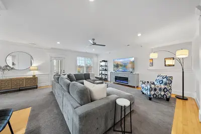 Image de Beautifully Updated Penthouse Condo in West Cary