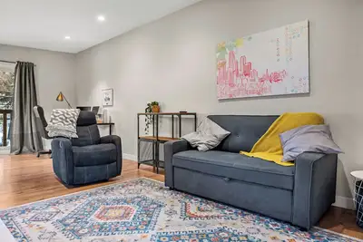 Image de Central Work & Family-Ready 2br Suite