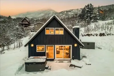 Image de Cozy Little Cabin w/Hot Tub\n