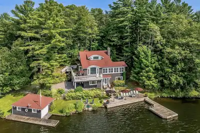 Image de 4 bed 4 bath cottage on Indian River of Lake Muskoka