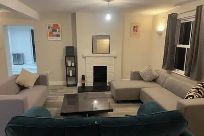 Image de 5 Bedroom house with plenty of space. Perfect for families and contractor stays!