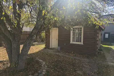 Rustic Cozy Mountain Cabin. Nostalgic with mountain views. 20 Min to Ski Resort