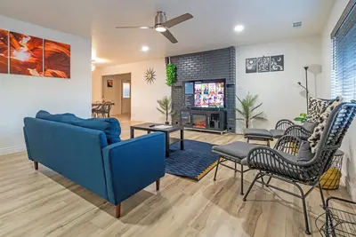 Image de Modern retreat with games room in central location!
