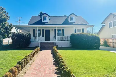 Image de Newley remodeled house one block from Central Main Street