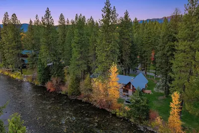 Image de Chalet Ferneau - Riverfront, Hot Tub, Ski, Golf, Hike