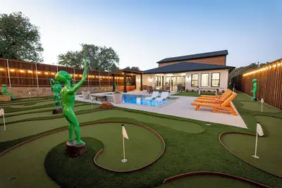 Mothership Arlington: Walk to Stadiums Pool Heated Spa Mini Golf Games & More
