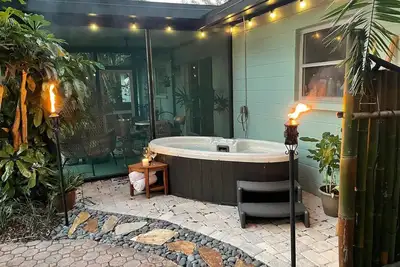 Image de ⚓Palma Sola Oasis! Cozy tropical home w/ Putting Green & Hot tub minutes from Ami! ⚓