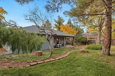 Image de West Sedona modern home with thunder mountain views/patio is a private oasis/Pet
