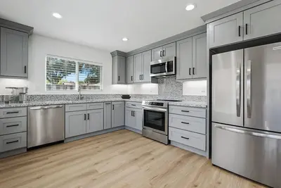 Image de TVs in living and master, private yard and high-speed Wi-Fi.