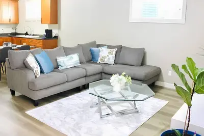 Image de Cozy 2-bedrooms basement suite in Edmonton is minutes away from amenities!