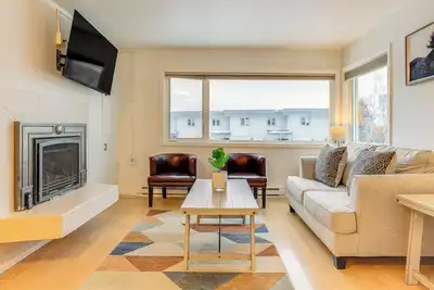 Image de 1 Mi to Dtwn: Cozy Condo in Anchorage!