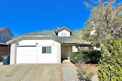 Image de 3-bedroom house in tranquil Albuquerque with cozy vibes and fire pit.