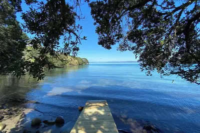 Image de ‘Bayhaven’ on the waters edge at beautiful McKenzie Bay, Whangarei Heads
