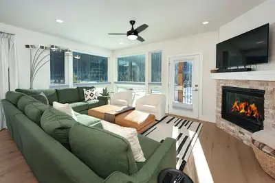 Image de Brand New Beautifully finished Clearwater Loft with Hot Tub