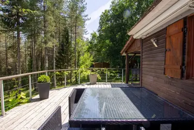 Image de Chalet rustique au cœur du Périgord Noir avec terrasse et confort inclus