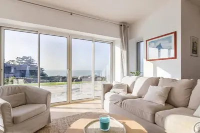 Image de Villa contemporaine de luxe avec jardin et accès plage