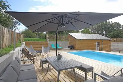 Image de Maison familiale avec piscine chauffée, sauna et Wi-Fi près de la mer