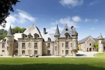 Image de Château luxueux avec piscine et parc privé