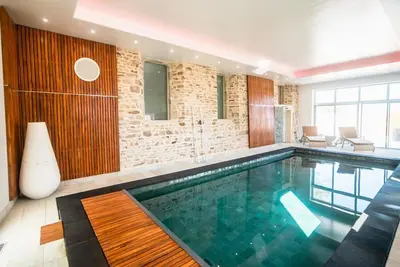 Image de Maison de luxe avec piscine intérieure et jardin en Normandie