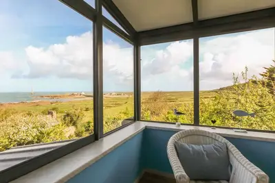 Image de Maison en Bord de Mer avec Cheminée et Jardin Fleur