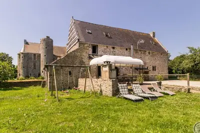 Image de Authentique manoir médiéval avec jardin clos, animaux admis, parking et wifi