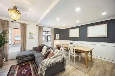 Image de Discover a wonderful apartment just 20 minutes from Barcelona's vibrant city center. Thoughtfully renovated, this space blends the charm of vintage design with elegant contemporary details, evoking the magic of a golden era.