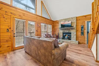Image de *Bring Pets! * Hot Tub + Fireplace* Great Location!