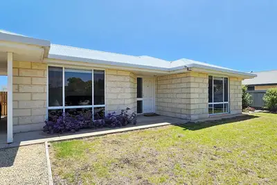 Image de No. 8 - 200m to the best coffee in town and main street