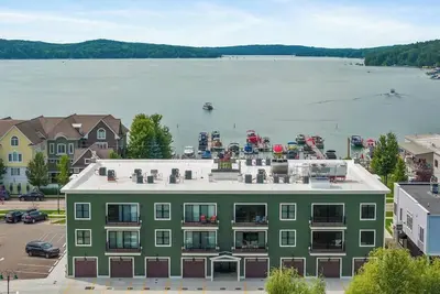 Image de *New* 2 bedroom Walloon condo across from the lake!