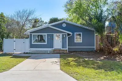 Image de 3 Blocks to the Beach, Cozy 2 bedrooms, 1 full bath home.