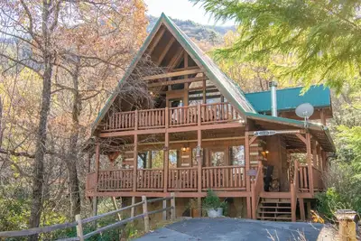 Image de *Relaxing 2bd Cabin w/ Hot Tub + Grill! Free WiFi*