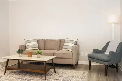 Image de Modern Comfort Near Duke & Durhams Top Attractions