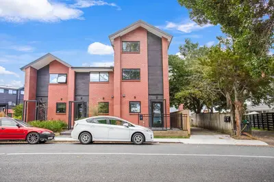 Image de Henderson Red Brick 2br Townhouse with Fenced Yard