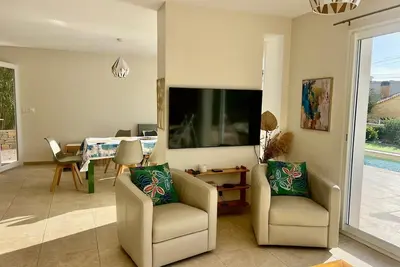 Image de Superbe villa récente avec piscine et sa vue mer, à deux pas de la ville.