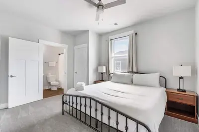 Image de 3 Beds + Safe & Quiet! 10toAirport & 15toDowntown! \n\n