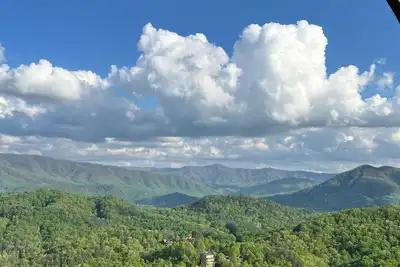 Image de Amazing Fall Views ~ Cozy 3 Bd Cabin ~ Hot Tub ~ 3 Decks