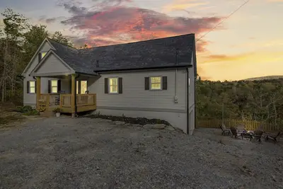 Image de Renovated | Mtn Views | Hot tub | Fire Pit | Pet Friendly