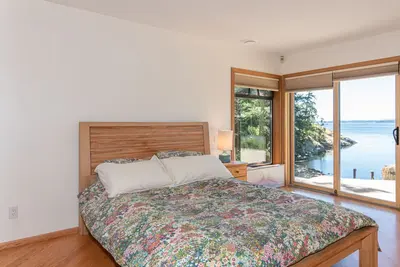 Image de Charming 2-bedroom cottage on Salt Spring Island with ocean view patio.