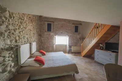 Image de maison de village spacieuse en pierre pour famille, billard gard sud ardeche