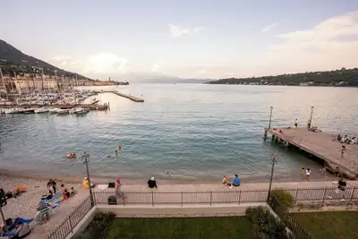 Image de Apartment with a balcony overlooking the harbor