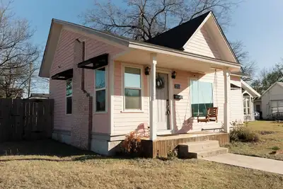 Image de Charming 3-bedroom cottage with WiFi and Ac in delightful downtown Guthrie