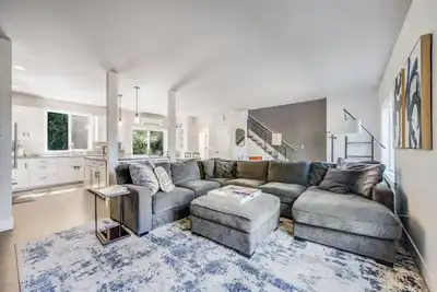 Image de Clean and Modern Central Tacoma Escape