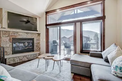 New! Luxury Home - Sleeps 10 - Fireplace & Mountain View