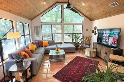 Image de Uniquely Austin Home, 3 Tier Deck, Galley Kitchen