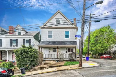 Image de Spacious 8 Bed House! Triple King Bed - 3 Stories!