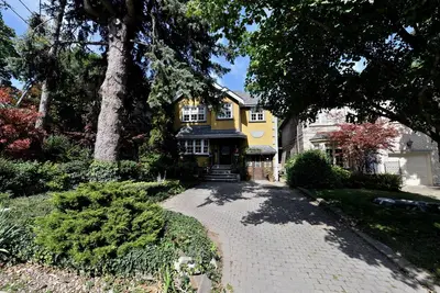 Image de Specious one bedroom apartment in upscale neighbourhood in Leaside Toronto.